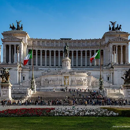 Joivy Exclusive 2-bedroom With Private Garden - 5 Minutes From The Colosseum Villa Roma