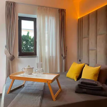 Joivy Exclusive 2-bedroom With Private Garden - 5 Minutes From The Colosseum * Roma