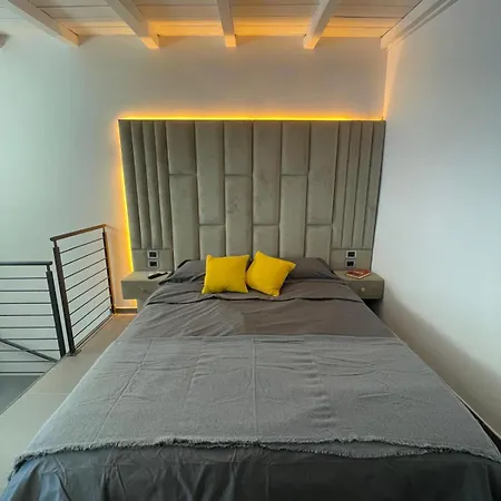 Joivy Exclusive 2-bedroom With Private Garden - 5 Minutes From The Colosseum Villa *