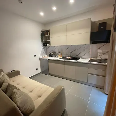 Joivy Exclusive 2-bedroom With Private Garden - 5 Minutes From The Colosseum *