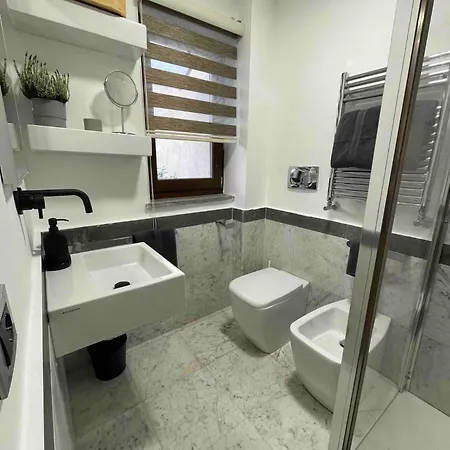 Joivy Exclusive 2-bedroom With Private Garden - 5 Minutes From The Colosseum Villa