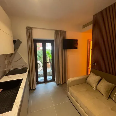 Joivy Exclusive 2-bedroom With Private Garden - 5 Minutes From The Colosseum Roma