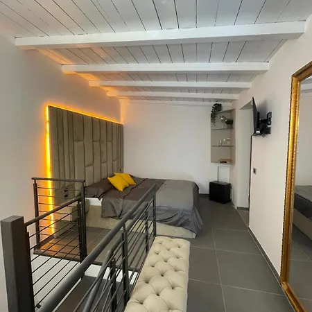 Joivy Exclusive 2-bedroom With Private Garden - 5 Minutes From The Colosseum